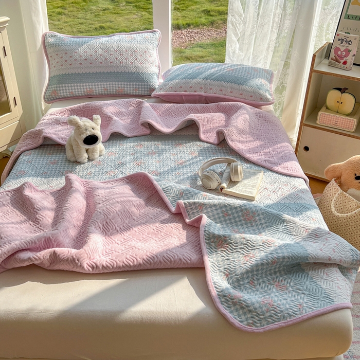 91家纺网 家纺一手货源 找家纺 春光里 2025新款A版云感棉皱皱纱B版牛奶绒夹棉床盖三件套 梦境花园