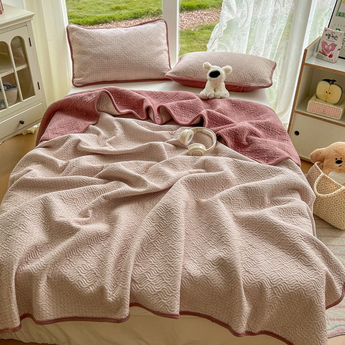 91家纺网 家纺一手货源 找家纺 春光里 2025新款A版云感棉皱皱纱B版牛奶绒夹棉床盖三件套 梦莎