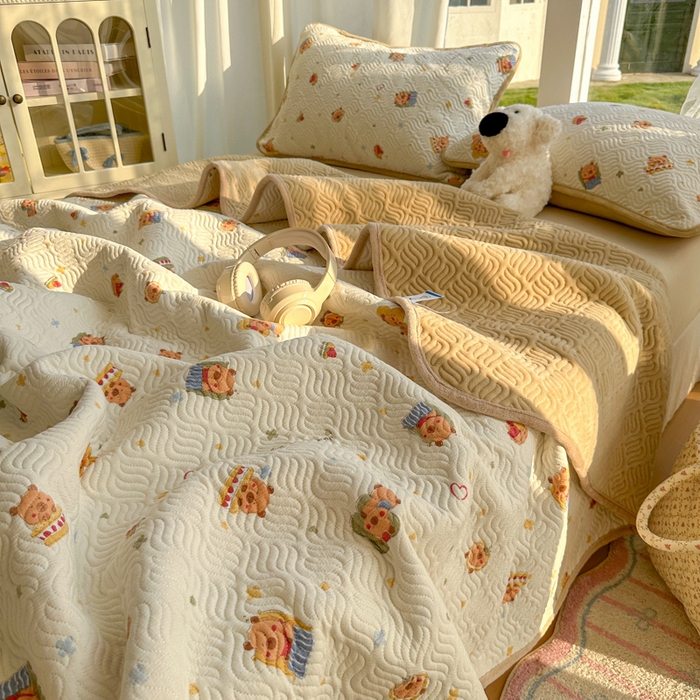 91家纺网 家纺一手货源 找家纺 春光里 2025新款A版云感棉皱皱纱B版牛奶绒夹棉床盖三件套 卡皮巴拉