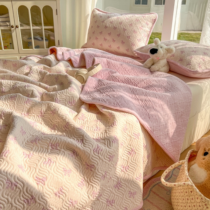 91家纺网 家纺一手货源 找家纺 春光里 2025新款A版云感棉皱皱纱B版牛奶绒夹棉床盖三件套 浪漫蝴蝶结