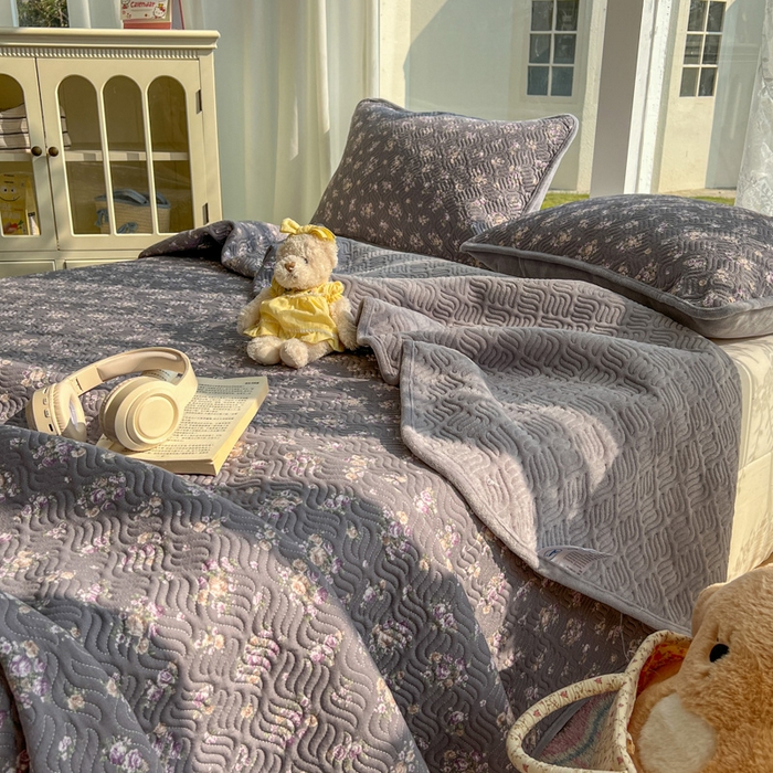 91家纺网 家纺一手货源 找家纺 春光里 2025新款A版云感棉皱皱纱B版牛奶绒夹棉床盖三件套 复古小碎花