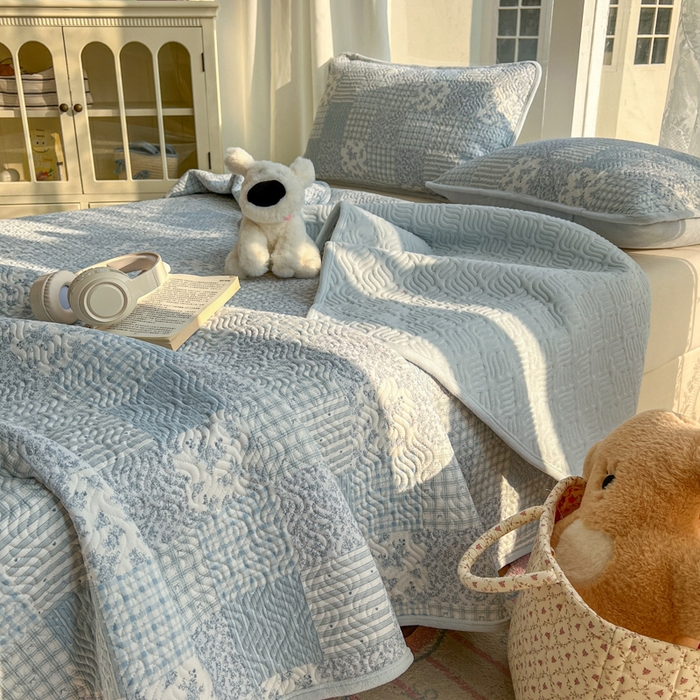 91家纺网 家纺一手货源 找家纺 春光里 2025新款A版云感棉皱皱纱B版牛奶绒夹棉床盖三件套 赫拉-蓝