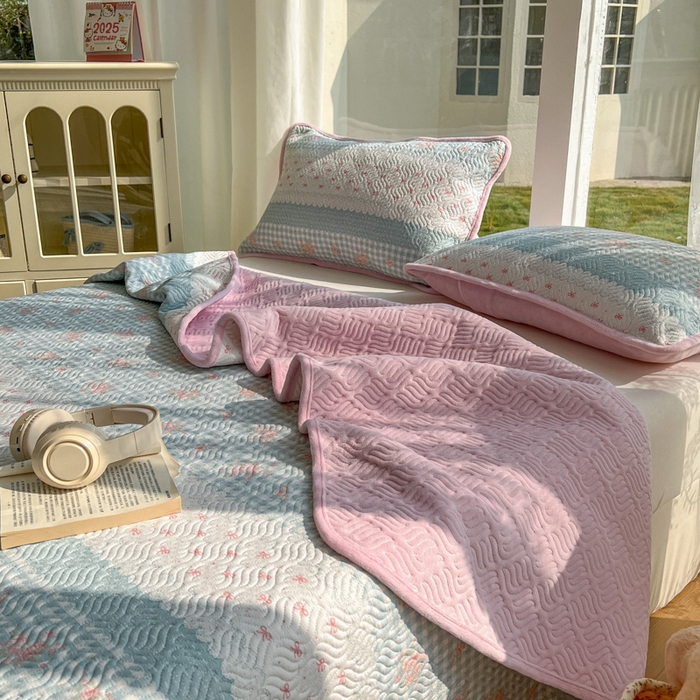 91家纺网 家纺一手货源 找家纺 春光里 2025新款A版云感棉皱皱纱B版牛奶绒夹棉床盖三件套 梦境花园