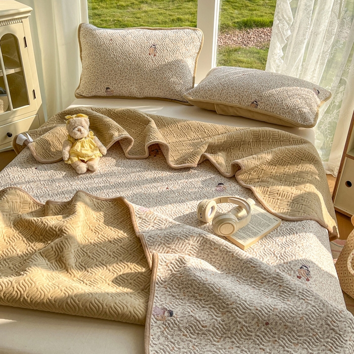 91家纺网 家纺一手货源 找家纺 春光里 2025新款A版云感棉皱皱纱B版牛奶绒夹棉床盖三件套 快乐女孩