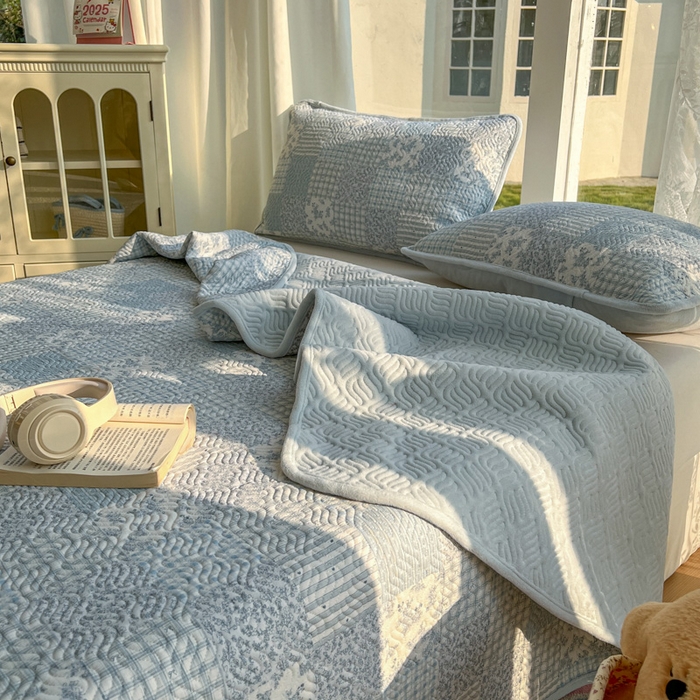 91家纺网 家纺一手货源 找家纺 春光里 2025新款A版云感棉皱皱纱B版牛奶绒夹棉床盖三件套 赫拉-蓝