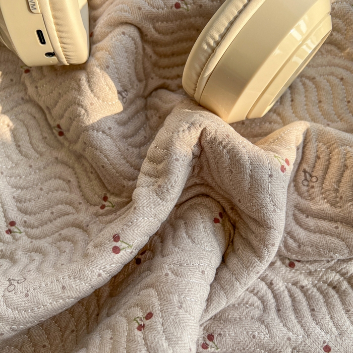 91家纺网 家纺一手货源 找家纺 春光里 2025新款A版云感棉皱皱纱B版牛奶绒夹棉床盖三件套 樱桃点点