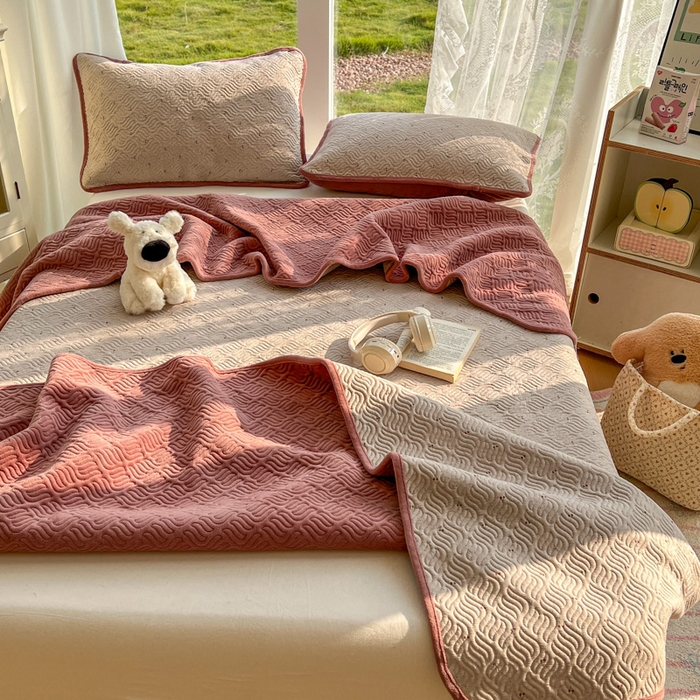 91家纺网 家纺一手货源 找家纺 春光里 2025新款A版云感棉皱皱纱B版牛奶绒夹棉床盖三件套 樱桃点点