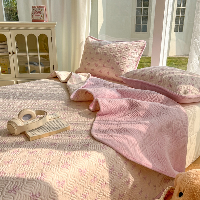 91家纺网 家纺一手货源 找家纺 春光里 2025新款A版云感棉皱皱纱B版牛奶绒夹棉床盖三件套 浪漫蝴蝶结