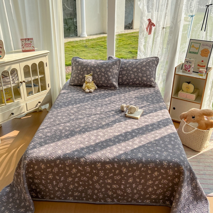 91家纺网 家纺一手货源 找家纺 春光里 2025新款A版云感棉皱皱纱B版牛奶绒夹棉床盖三件套 复古小碎花