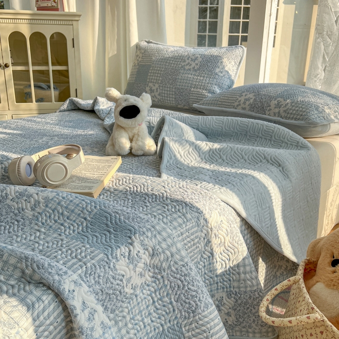 91家纺网 家纺一手货源 找家纺 春光里 2025新款A版云感棉皱皱纱B版牛奶绒夹棉床盖三件套 赫拉-蓝