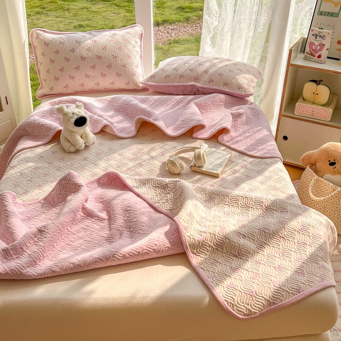 91家纺网 家纺一手货源 找家纺 春光里 2025新款A版云感棉皱皱纱B版牛奶绒夹棉床盖三件套 浪漫蝴蝶结