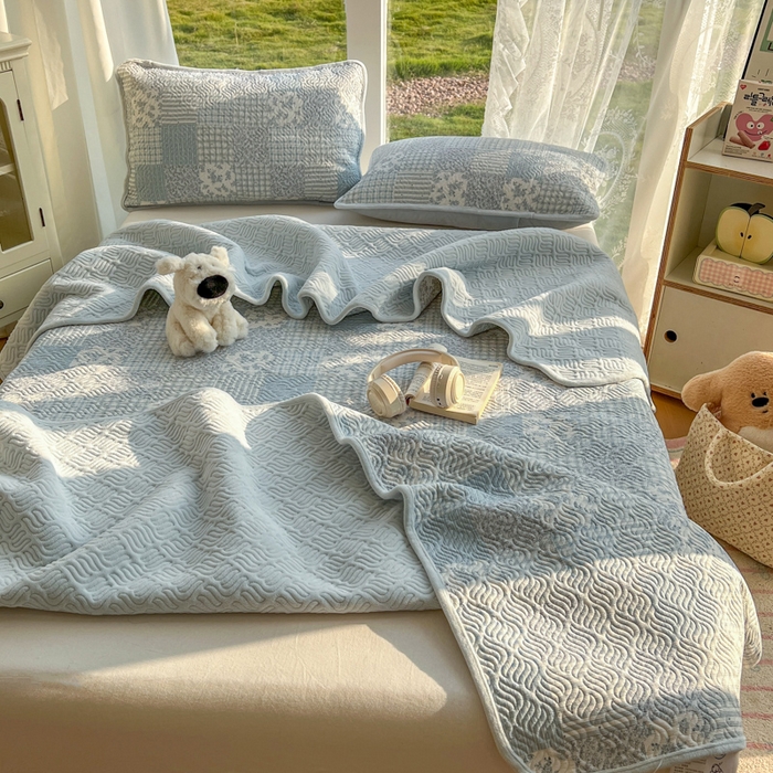 91家纺网 家纺一手货源 找家纺 春光里 2025新款A版云感棉皱皱纱B版牛奶绒夹棉床盖三件套 赫拉-蓝