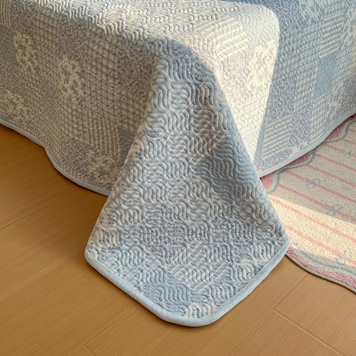 91家纺网 家纺一手货源 找家纺 春光里 2025新款A版云感棉皱皱纱B版牛奶绒夹棉床盖三件套 赫拉-蓝