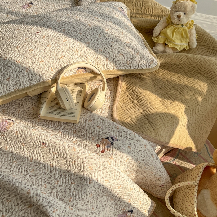 91家纺网 家纺一手货源 找家纺 春光里 2025新款A版云感棉皱皱纱B版牛奶绒夹棉床盖三件套 快乐女孩