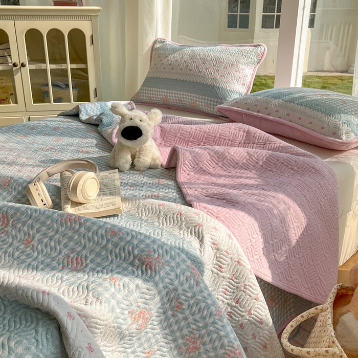 91家纺网 家纺一手货源 找家纺 春光里 2025新款A版云感棉皱皱纱B版牛奶绒夹棉床盖三件套 梦境花园