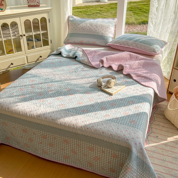 91家纺网 家纺一手货源 找家纺 春光里 2025新款A版云感棉皱皱纱B版牛奶绒夹棉床盖三件套 梦境花园