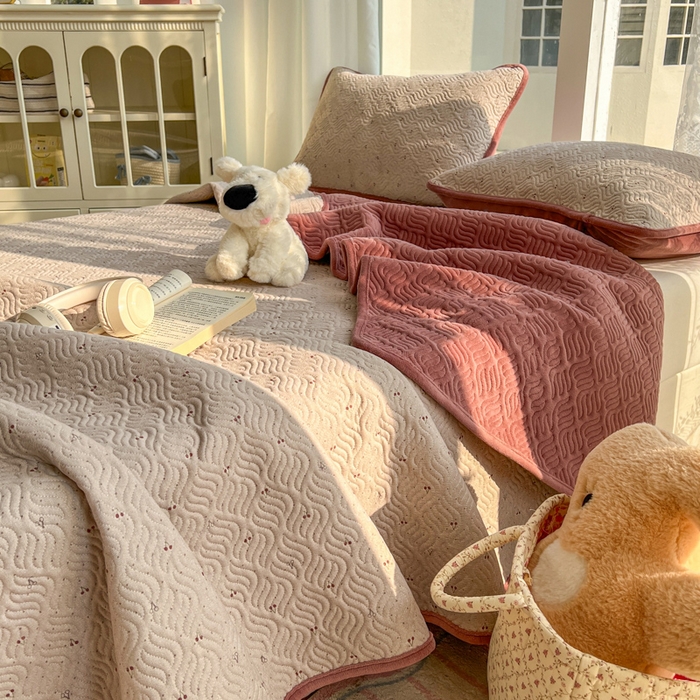 91家纺网 家纺一手货源 找家纺 春光里 2025新款A版云感棉皱皱纱B版牛奶绒夹棉床盖三件套 樱桃点点