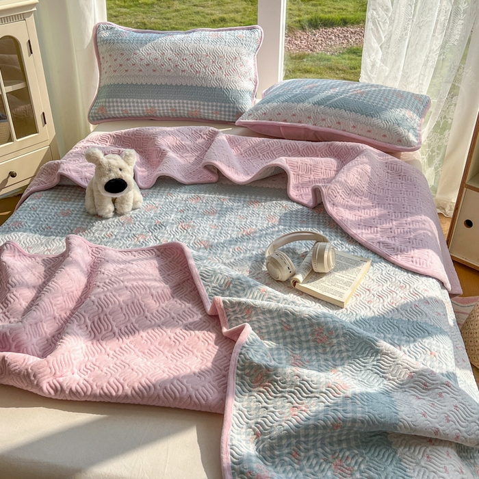 91家纺网 家纺一手货源 找家纺 春光里 2025新款A版云感棉皱皱纱B版牛奶绒夹棉床盖三件套 梦境花园