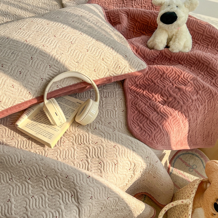 91家纺网 家纺一手货源 找家纺 春光里 2025新款A版云感棉皱皱纱B版牛奶绒夹棉床盖三件套 樱桃点点