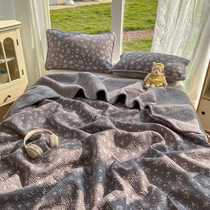 91家纺网 家纺一手货源 找家纺 春光里 2025新款A版云感棉皱皱纱B版牛奶绒夹棉床盖三件套 复古小碎花