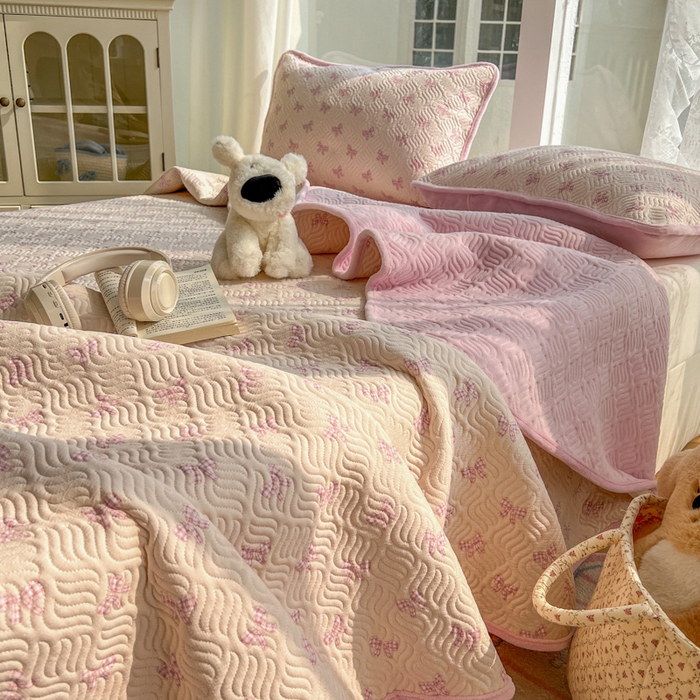 91家纺网 家纺一手货源 找家纺 春光里 2025新款A版云感棉皱皱纱B版牛奶绒夹棉床盖三件套 浪漫蝴蝶结