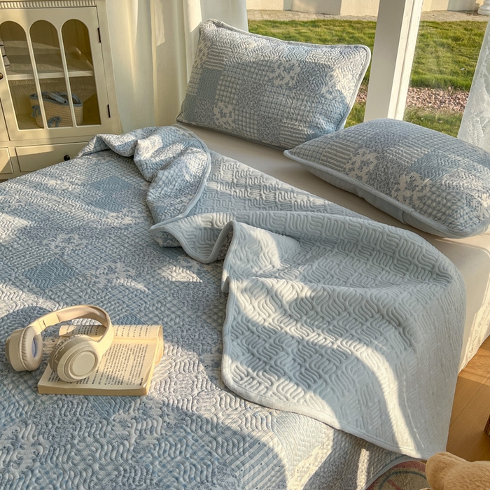 91家纺网 家纺一手货源 找家纺 春光里 2025新款A版云感棉皱皱纱B版牛奶绒夹棉床盖三件套 赫拉-蓝