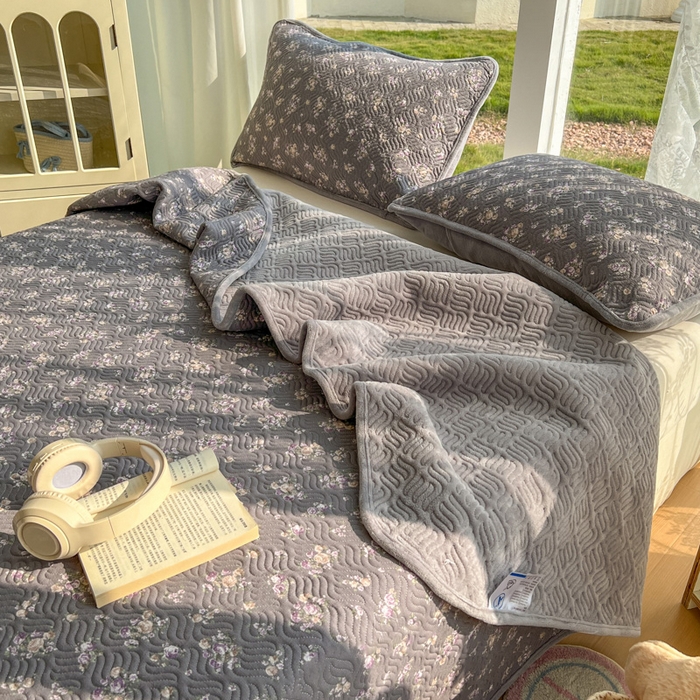 91家纺网 家纺一手货源 找家纺 春光里 2025新款A版云感棉皱皱纱B版牛奶绒夹棉床盖三件套 复古小碎花