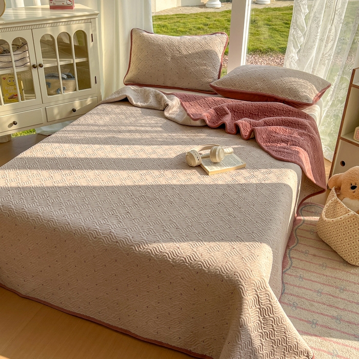 91家纺网 家纺一手货源 找家纺 春光里 2025新款A版云感棉皱皱纱B版牛奶绒夹棉床盖三件套 樱桃点点