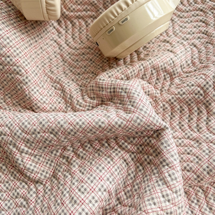 91家纺网 家纺一手货源 找家纺 春光里 2025新款A版云感棉皱皱纱B版牛奶绒夹棉床盖三件套 梦莎