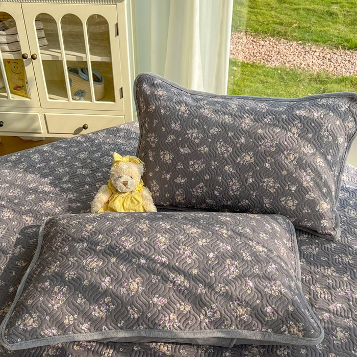 91家纺网 家纺一手货源 找家纺 春光里 2025新款A版云感棉皱皱纱B版牛奶绒夹棉床盖三件套 复古小碎花