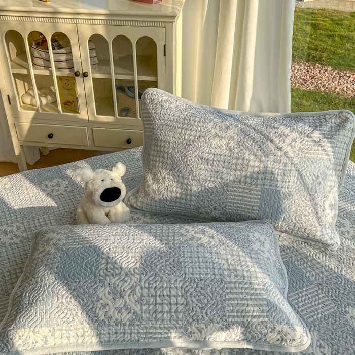 91家纺网 家纺一手货源 找家纺 春光里 2025新款A版云感棉皱皱纱B版牛奶绒夹棉床盖三件套 赫拉-蓝