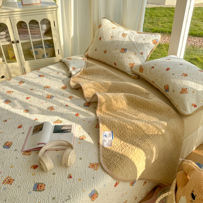 91家纺网 家纺一手货源 找家纺 春光里 2025新款A版云感棉皱皱纱B版牛奶绒夹棉床盖三件套 卡皮巴拉