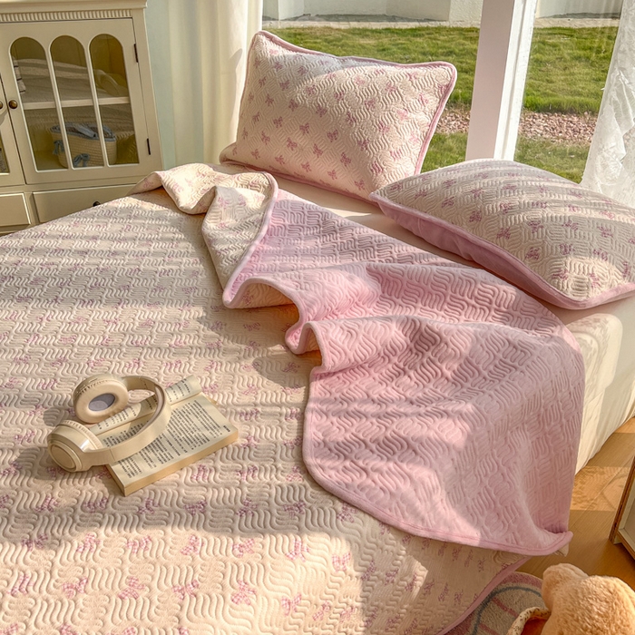 91家纺网 家纺一手货源 找家纺 春光里 2025新款A版云感棉皱皱纱B版牛奶绒夹棉床盖三件套 浪漫蝴蝶结