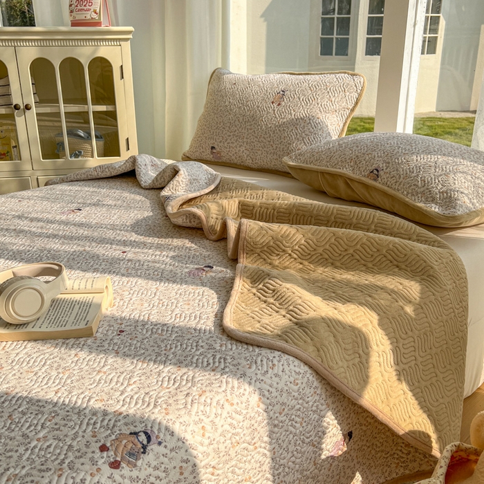 91家纺网 家纺一手货源 找家纺 春光里 2025新款A版云感棉皱皱纱B版牛奶绒夹棉床盖三件套 快乐女孩