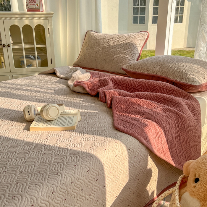 91家纺网 家纺一手货源 找家纺 春光里 2025新款A版云感棉皱皱纱B版牛奶绒夹棉床盖三件套 樱桃点点