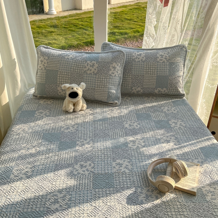 91家纺网 家纺一手货源 找家纺 春光里 2025新款A版云感棉皱皱纱B版牛奶绒夹棉床盖三件套 赫拉-蓝