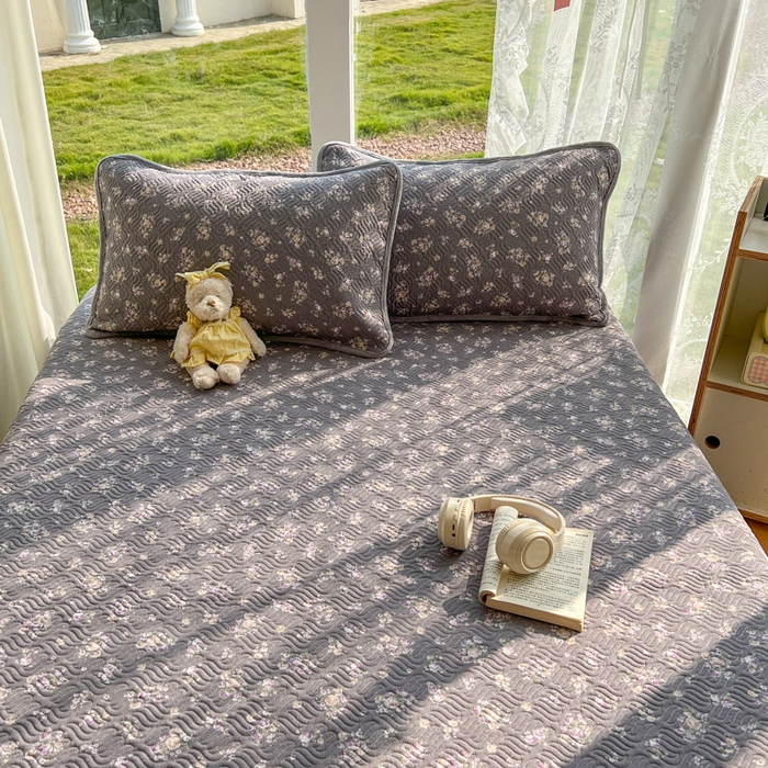 91家纺网 家纺一手货源 找家纺 春光里 2025新款A版云感棉皱皱纱B版牛奶绒夹棉床盖三件套 复古小碎花