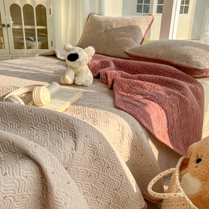 91家纺网 家纺一手货源 找家纺 春光里 2025新款A版云感棉皱皱纱B版牛奶绒夹棉床盖三件套 樱桃点点