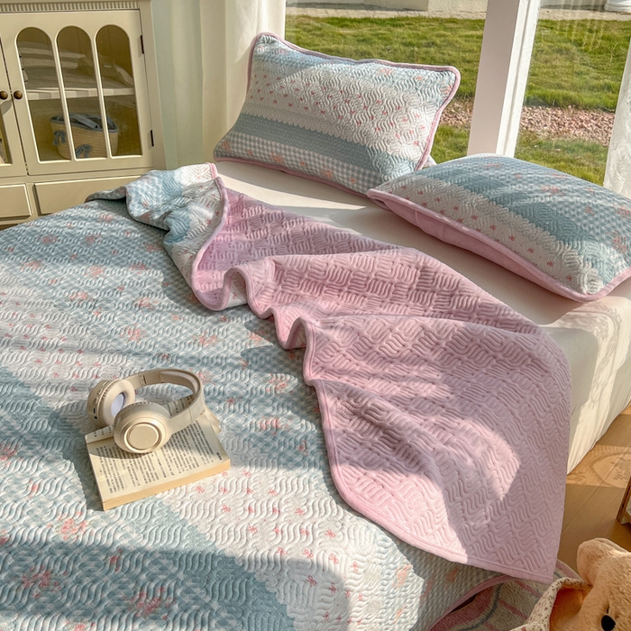 91家纺网 家纺一手货源 找家纺 春光里 2025新款A版云感棉皱皱纱B版牛奶绒夹棉床盖三件套 梦境花园