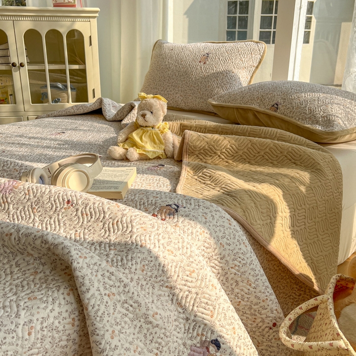 91家纺网 家纺一手货源 找家纺 春光里 2025新款A版云感棉皱皱纱B版牛奶绒夹棉床盖三件套 快乐女孩