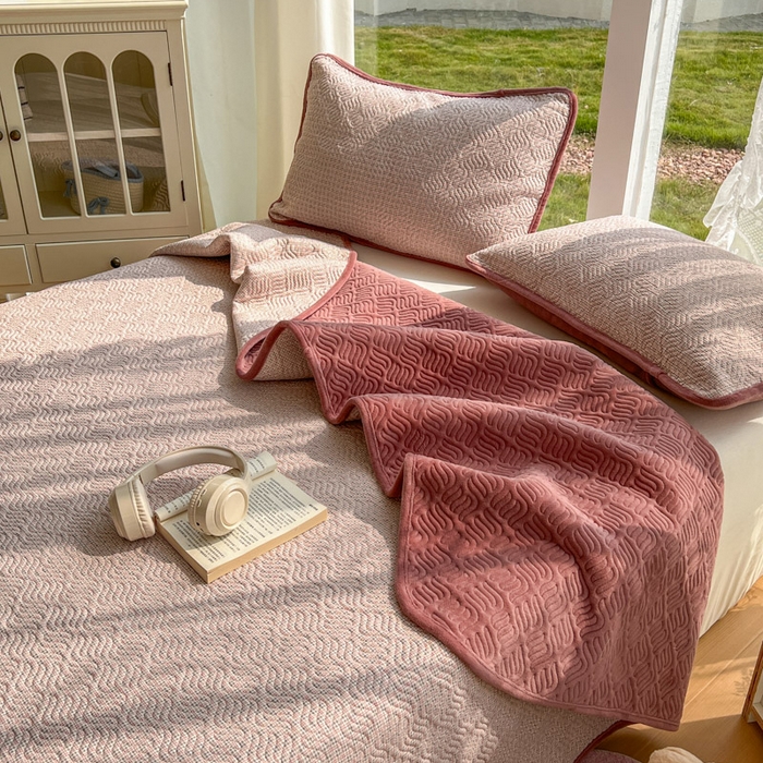 91家纺网 家纺一手货源 找家纺 春光里 2025新款A版云感棉皱皱纱B版牛奶绒夹棉床盖三件套 梦莎