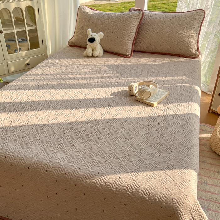 91家纺网 家纺一手货源 找家纺 春光里 2025新款A版云感棉皱皱纱B版牛奶绒夹棉床盖三件套 樱桃点点