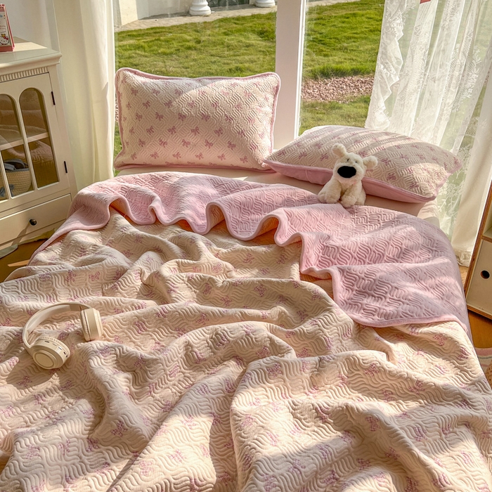 91家纺网 家纺一手货源 找家纺 春光里 2025新款A版云感棉皱皱纱B版牛奶绒夹棉床盖三件套 浪漫蝴蝶结