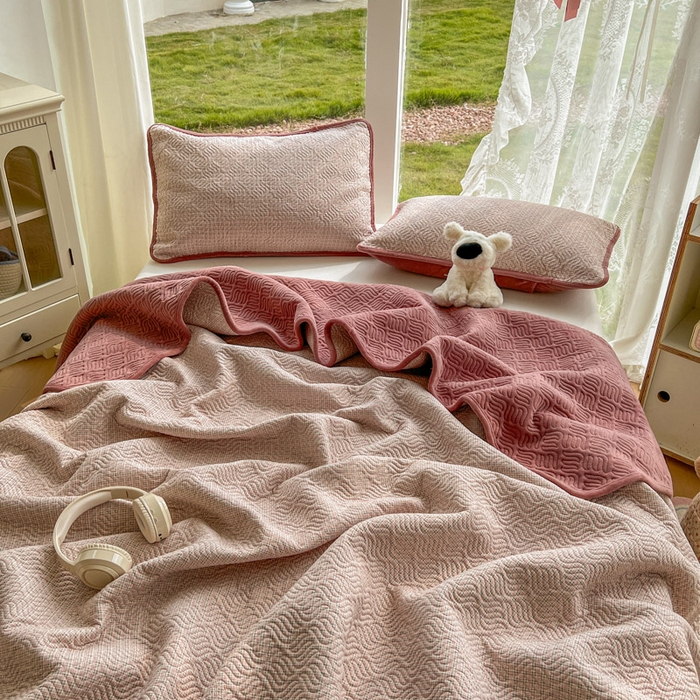 91家纺网 家纺一手货源 找家纺 春光里 2025新款A版云感棉皱皱纱B版牛奶绒夹棉床盖三件套 梦莎