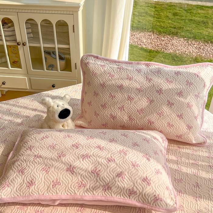 91家纺网 家纺一手货源 找家纺 春光里 2025新款A版云感棉皱皱纱B版牛奶绒夹棉床盖三件套 浪漫蝴蝶结