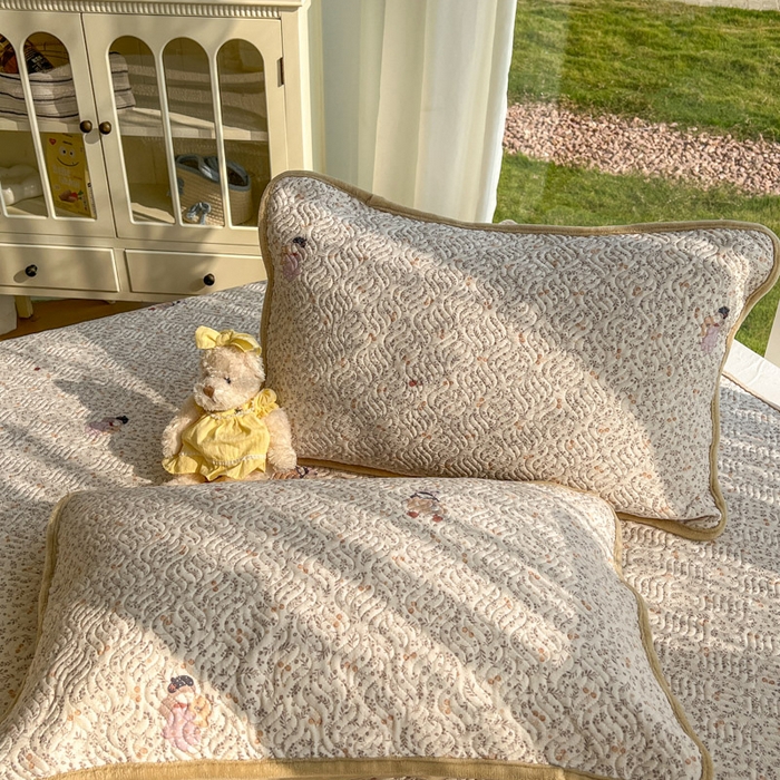 91家纺网 家纺一手货源 找家纺 春光里 2025新款A版云感棉皱皱纱B版牛奶绒夹棉床盖三件套 快乐女孩