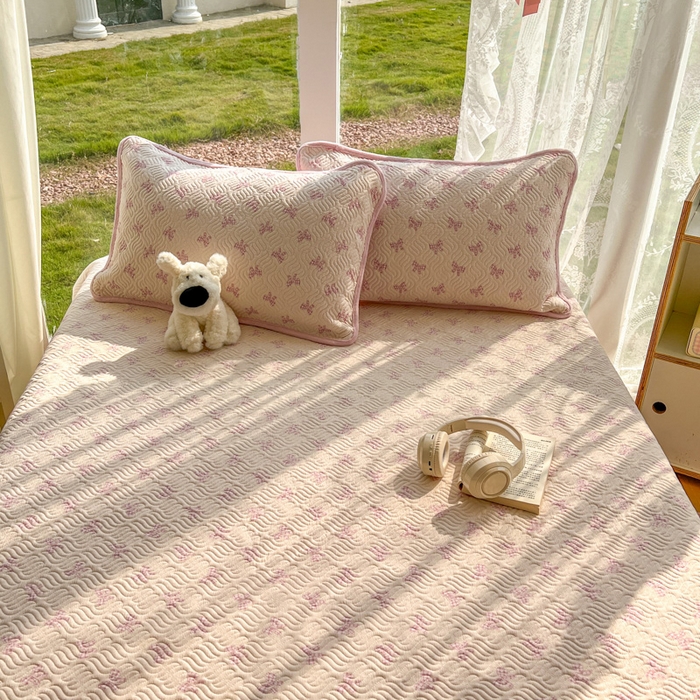 91家纺网 家纺一手货源 找家纺 春光里 2025新款A版云感棉皱皱纱B版牛奶绒夹棉床盖三件套 浪漫蝴蝶结