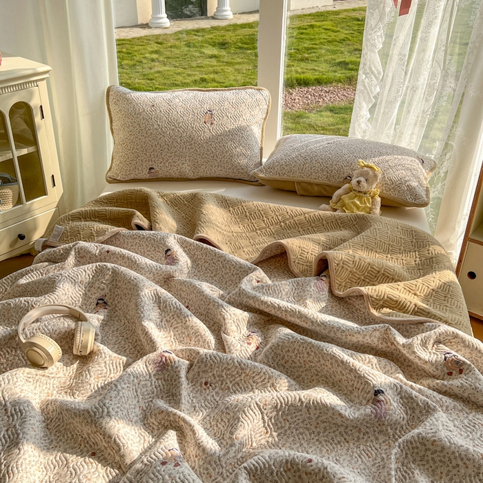 91家纺网 家纺一手货源 找家纺 春光里 2025新款A版云感棉皱皱纱B版牛奶绒夹棉床盖三件套 快乐女孩