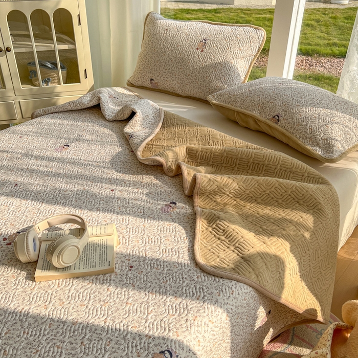 91家纺网 家纺一手货源 找家纺 春光里 2025新款A版云感棉皱皱纱B版牛奶绒夹棉床盖三件套 快乐女孩