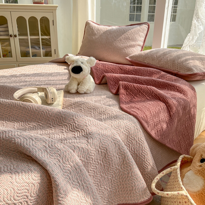 91家纺网 家纺一手货源 找家纺 春光里 2025新款A版云感棉皱皱纱B版牛奶绒夹棉床盖三件套 梦莎